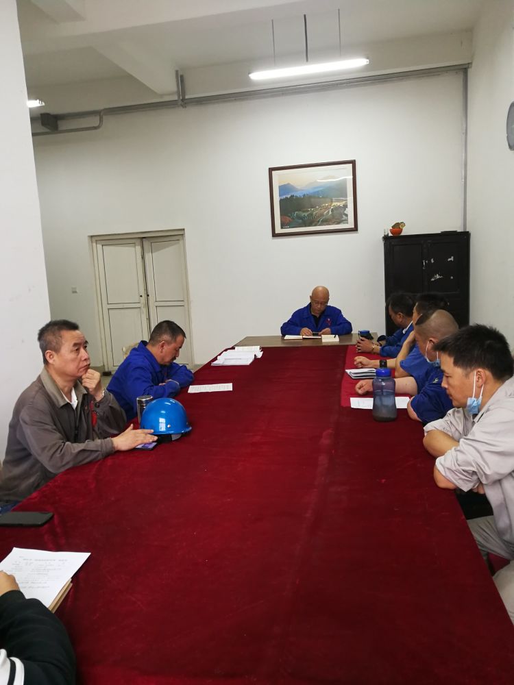 機(jī)加裝配黨支部召開(kāi)全體黨員大會(huì)，組織主題教育學(xué)習(xí)。
